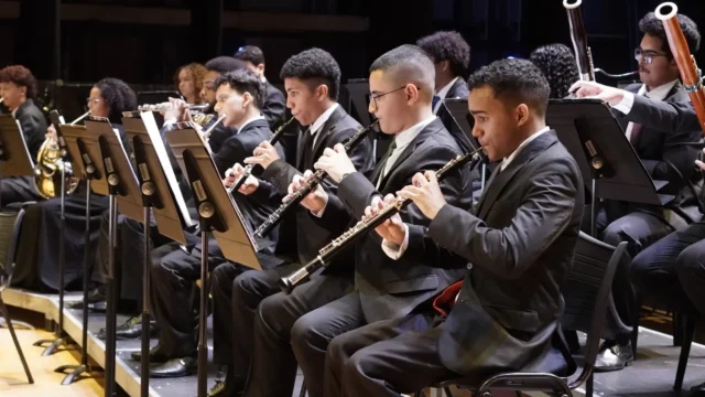 Orquestra juvenil do Basileu França apresenta clássicos do rock em concerto gratuito