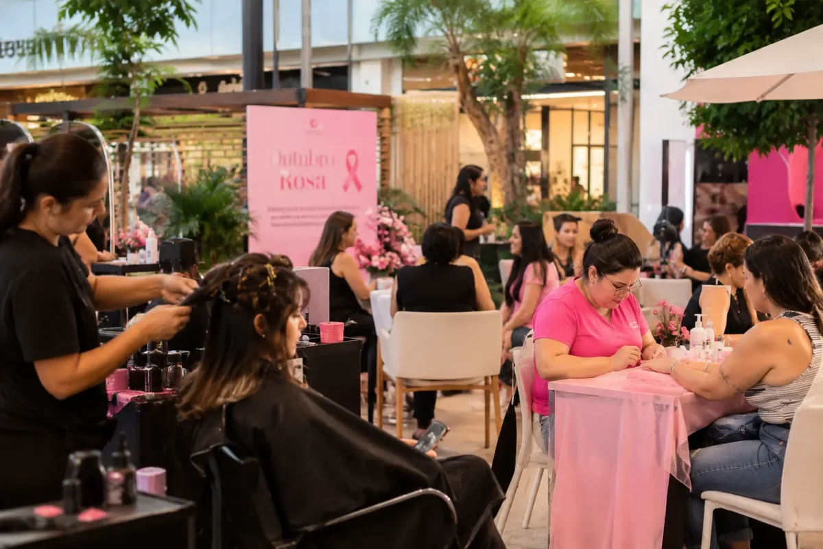 Outubro Rosa em Goiânia tem oficinas de beleza, lenços e bate-papo sobre câncer