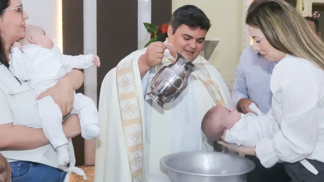 Padre batiza mesmo bebê duas vezes após família confundir gêmeos