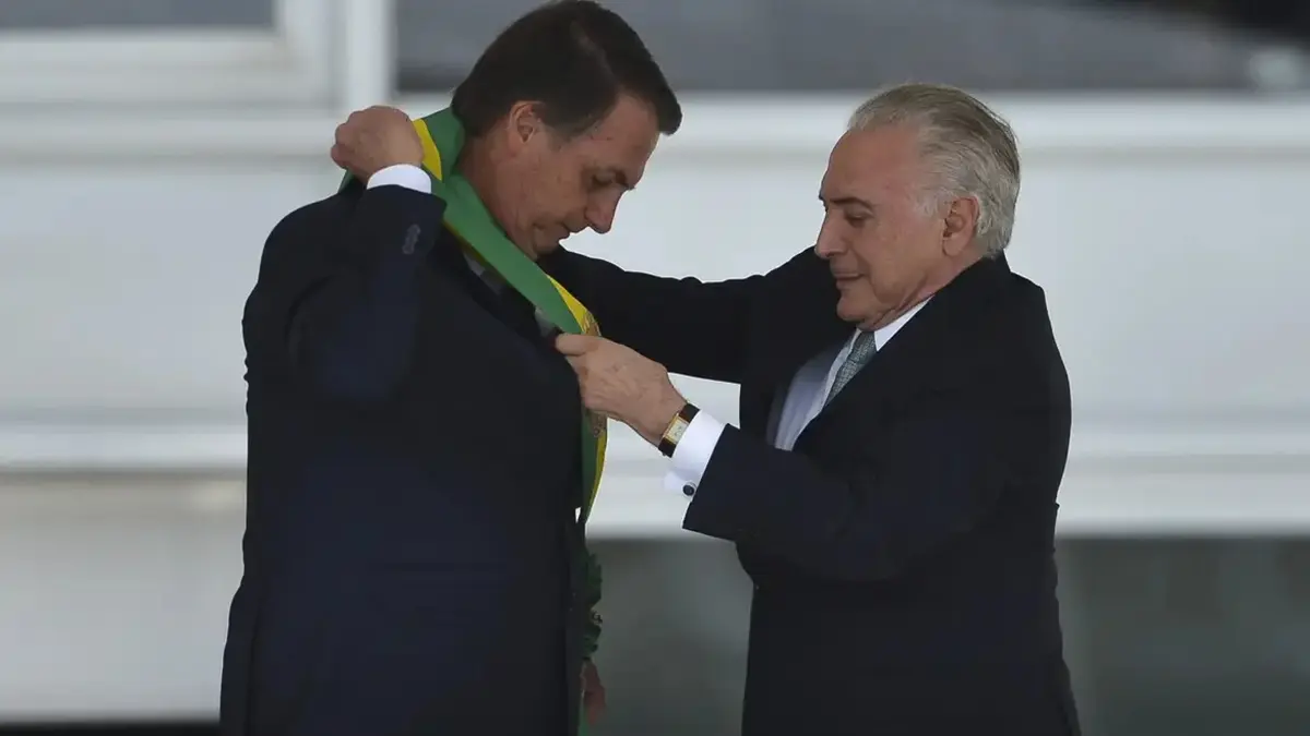 Pai, ex-presidente ou terceiros: quem realmente pode colocar a faixa presidencial?