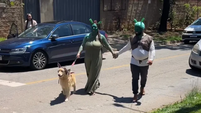 Pais surgem de Shrek e Fiona na escola e surpreendem a filha em Aparecida de Goiânia