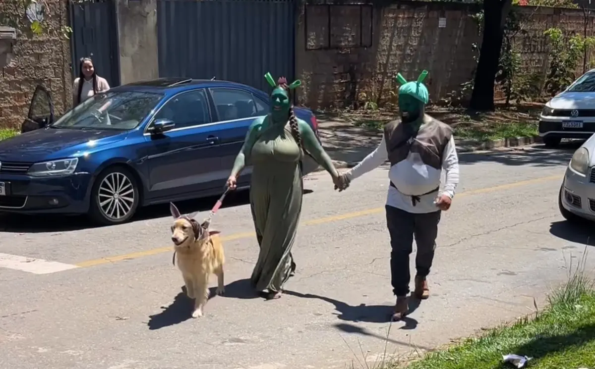 Pais surgem de Shrek e Fiona na escola e surpreendem a filha em Aparecida de Goiânia