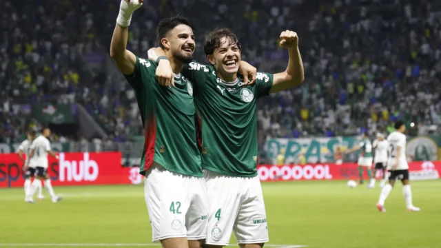 Palmeiras goleia o Corinthians, afunda rival e segue na caça ao Flamengo