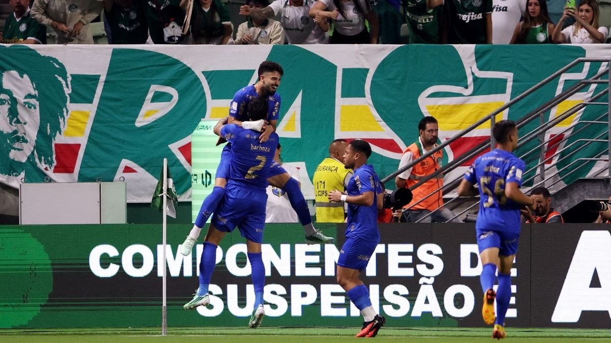 Palmeiras vence Bahia sem sustos e encosta na liderança do Brasileirão