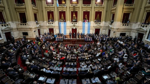Parlamentares argentinos pressionam Milei a explicar passagem de Flávio Bolsonaro pelo país
