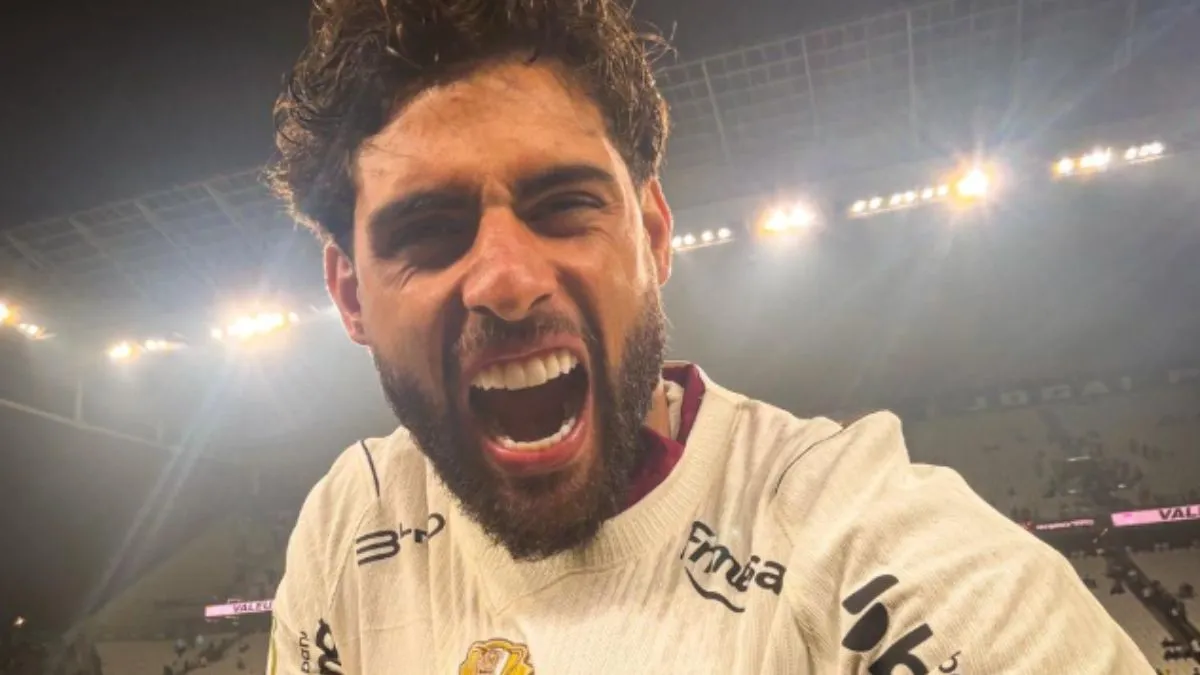 Pênalti para o Corinthians causa polêmica na web: ‘Piada’