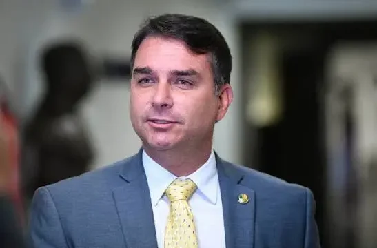 PF apura suposta viagem de Flávio Bolsonaro à Argentina após ordem do STF para entrega de passaporte