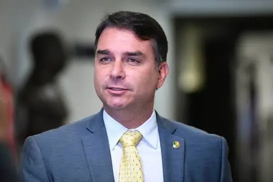 PF apura suposta viagem de Flávio Bolsonaro à Argentina após ordem do STF para entrega de passaporte