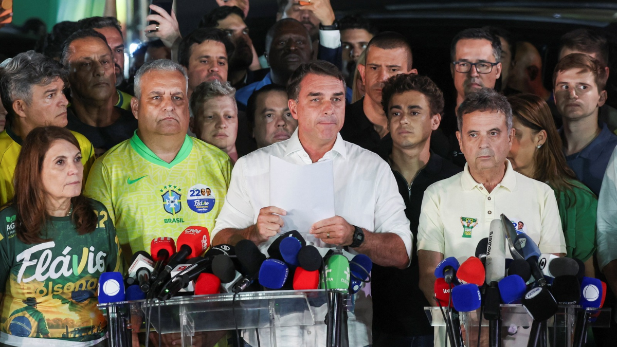 PF intima Flávio Bolsonaro para entregar passaporte por ordem de Moraes