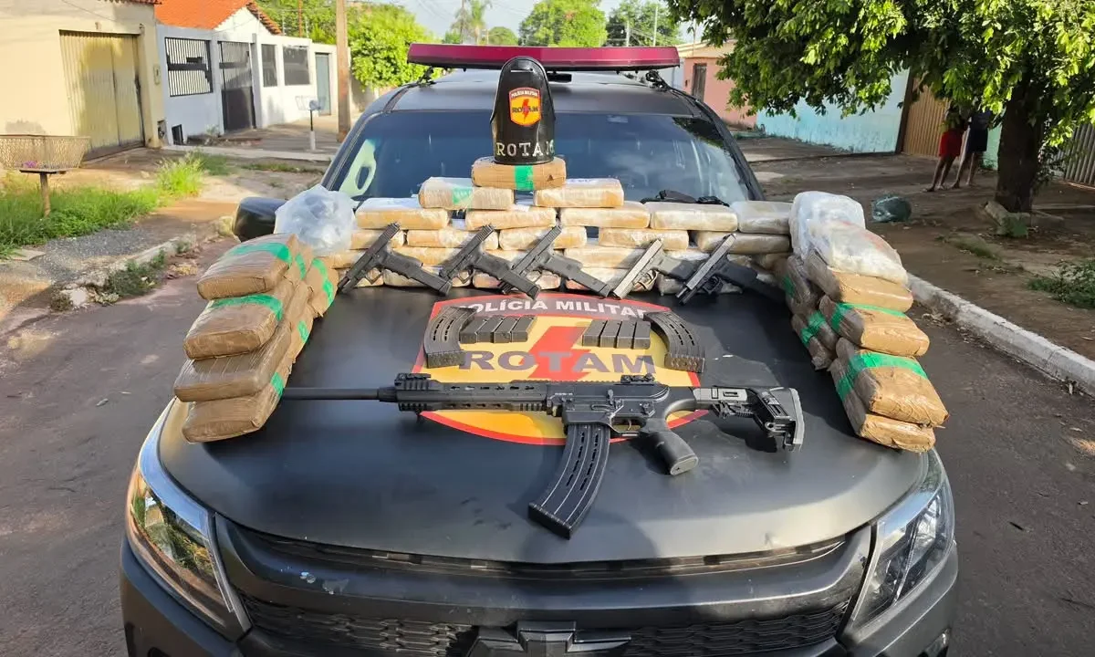 Pistolas que atiram como metralhadoras: Rotam encontra paiol de armas e drogas em Senador Canedo