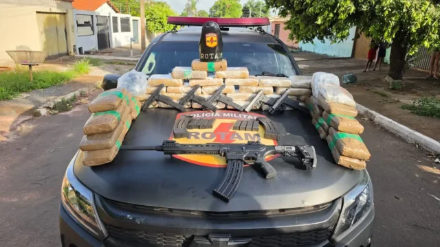 Pistolas que atiram como metralhadoras: Rotam encontra paiol de armas e drogas em Senador Canedo