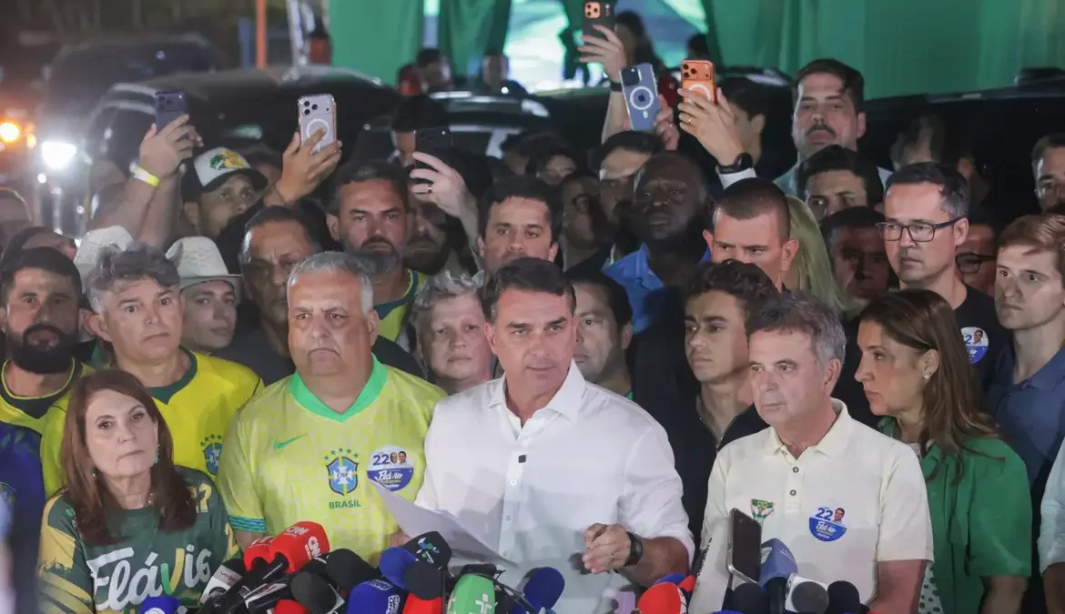 PL faz reunião de emergência após informações de que Flávio Bolsonaro deixou o Brasil