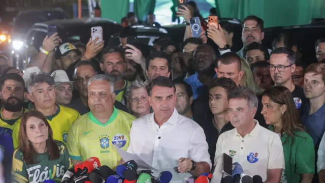 PL faz reunião de emergência após informações de que Flávio Bolsonaro deixou o Brasil