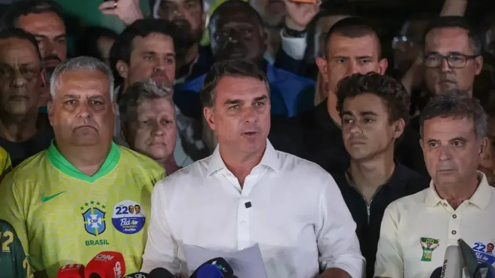 Polícia Federal não tem informações oficiais sobre possível saída de Flávio Bolsonaro do Brasil