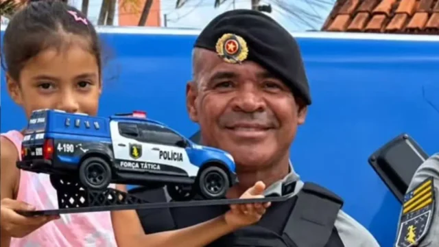 Policiais salvam menina picada por escorpião e voltam dias depois com presente especial, em Goiânia