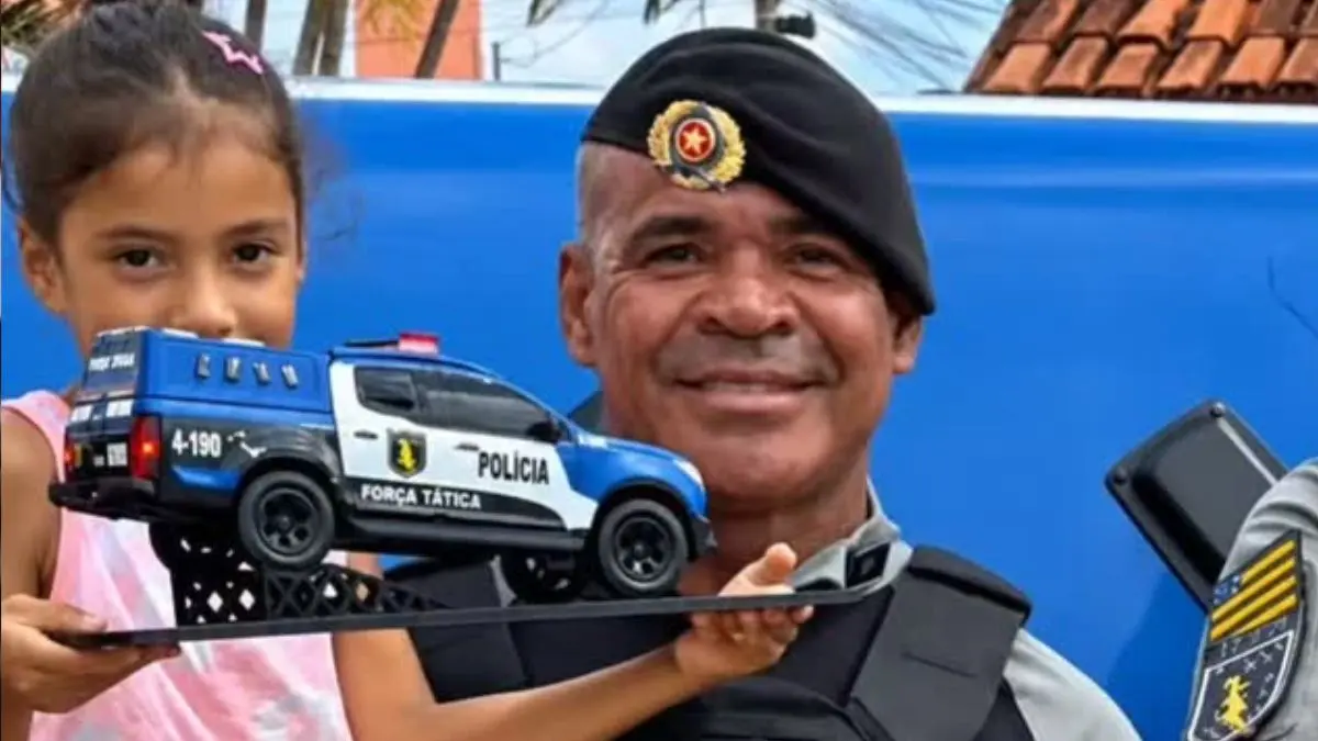 Policiais salvam menina picada por escorpião e voltam dias depois com presente especial, em Goiânia