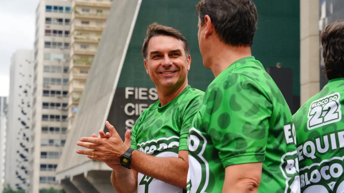 Por que Moraes mandou Flávio Bolsonaro entregar o passaporte? Entenda