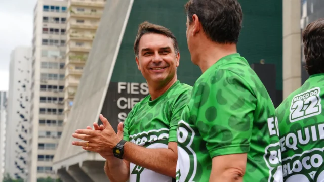 Por que Moraes mandou Flávio Bolsonaro entregar o passaporte? Entenda