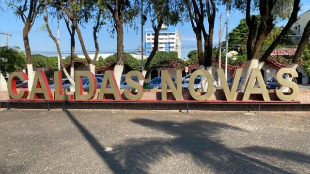 Praça turística de Caldas Novas vira banheiro a céu aberto, denunciam comerciantes