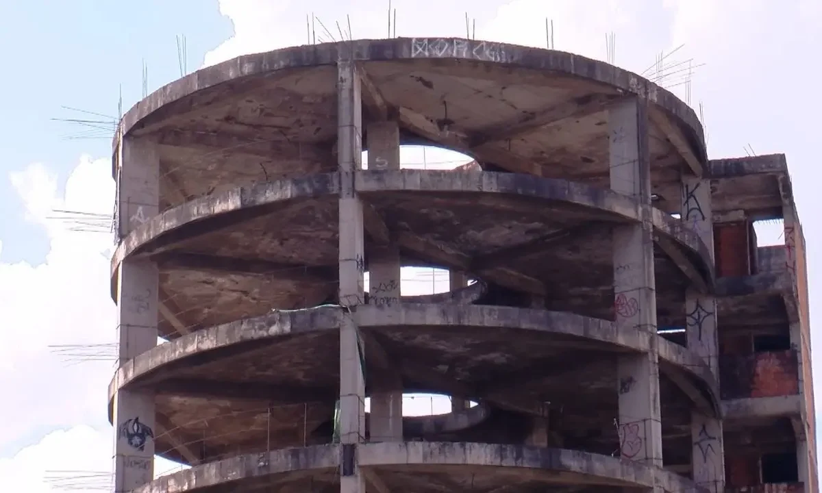 Prédio abandonado há 25 anos é autuado após registros de crimes no Centro de Goiânia