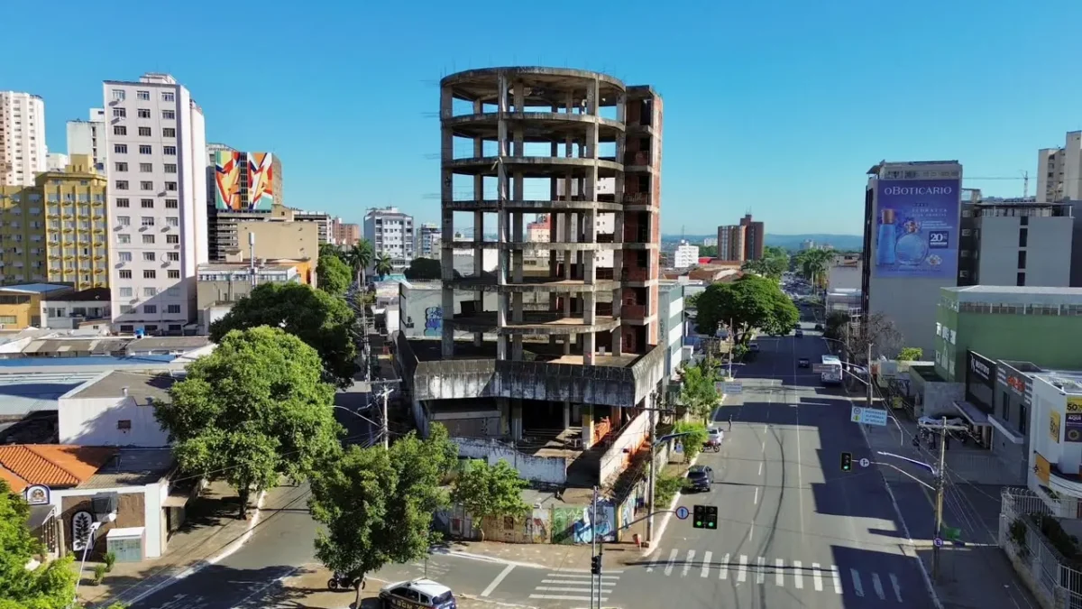 Prédio abandonado há 30 anos no Centro de Goiânia terá obra retomada para apartamentos de Airbnb