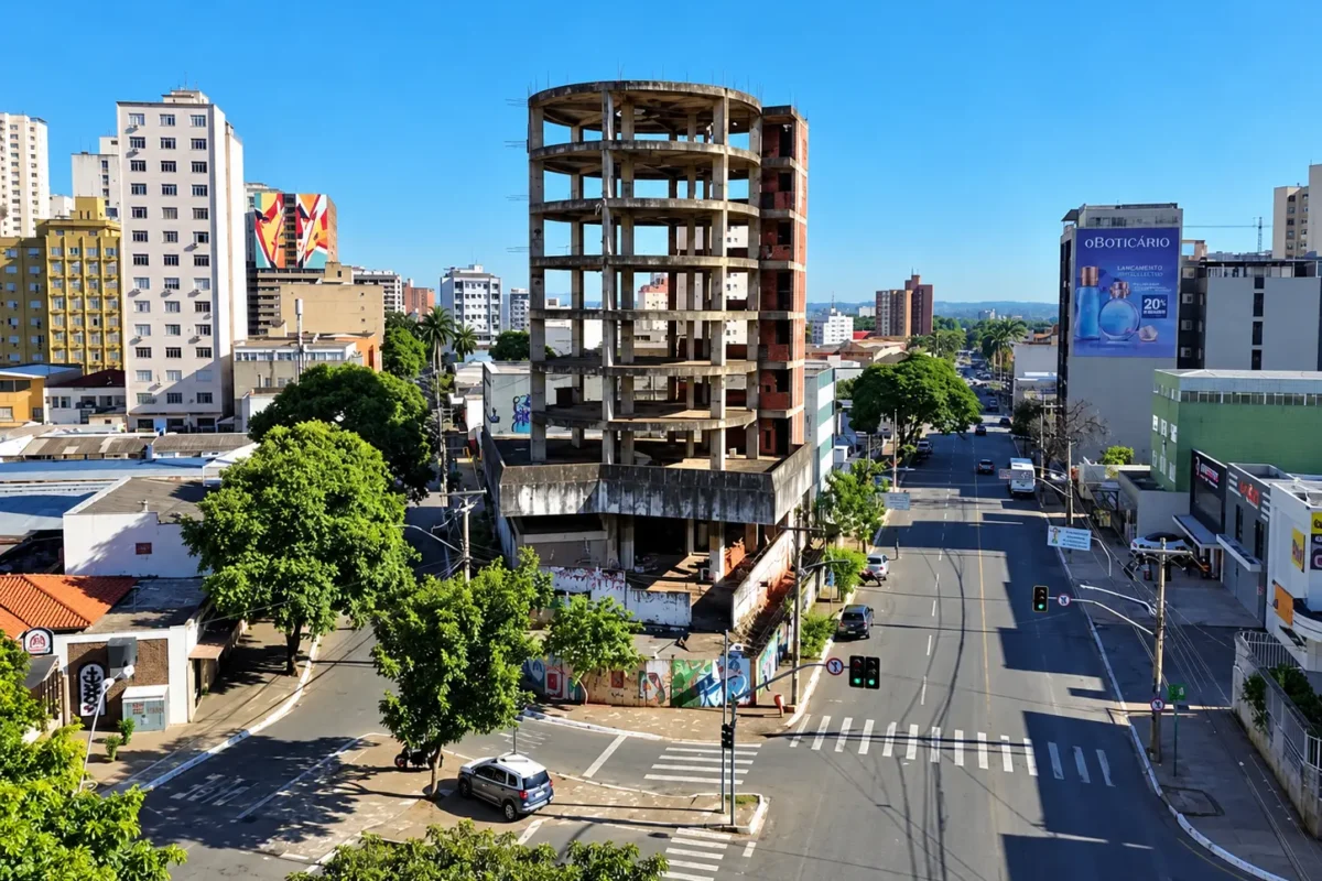 Prédio abandonado que terá obras retomadas em Goiânia foi inspirado em construção icônica de Los Angeles