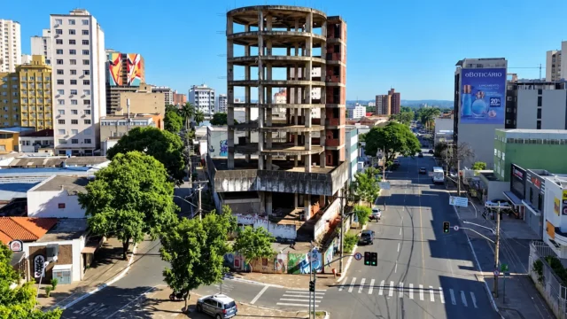 Prédio abandonado que terá obras retomadas em Goiânia foi inspirado em construção icônica de Los Angeles
