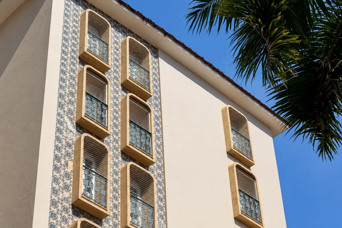 Prédio inspirado na arquitetura de Portugal abriu mão de salão de festas para ampliar garagem, em Goiânia