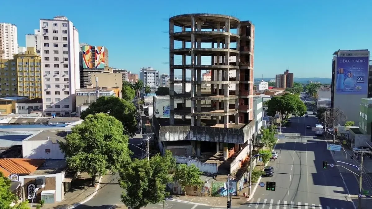 Prédio redondo abandonado há 30 anos no Centro de Goiânia deve virar apartamentos para aluguel