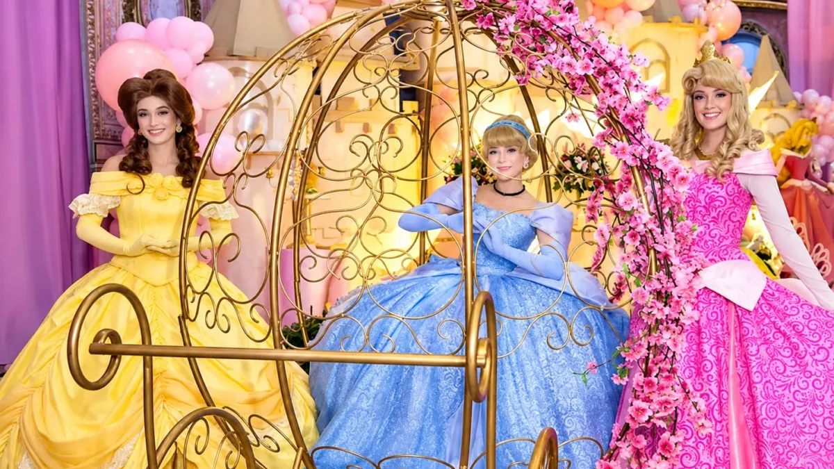 Princesas se encontram no palco em espetáculo gratuito neste domingo