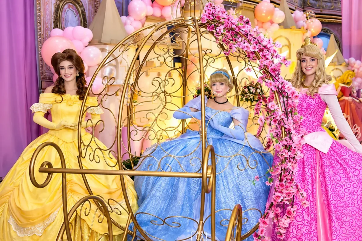 Princesas se encontram no palco em espetáculo gratuito neste domingo