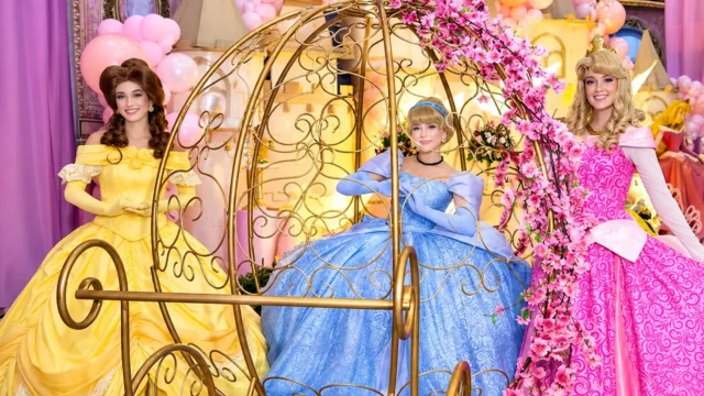 Princesas se encontram no palco em espetáculo gratuito neste domingo