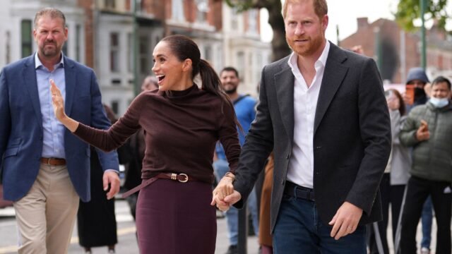 Príncipe Harry e esposa Meghan fazem primeira aparição pública juntos após retorno ao Reino Unido