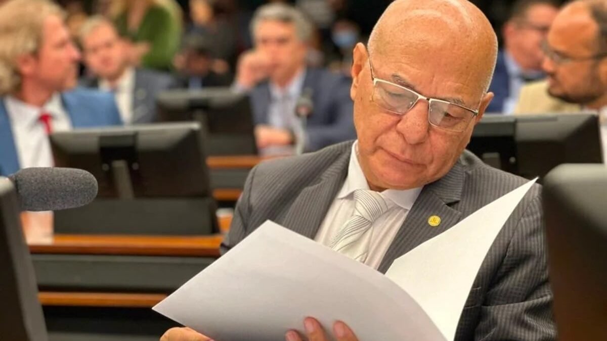 Professor Alcides comunica aos colaboradores o fim da carreira política