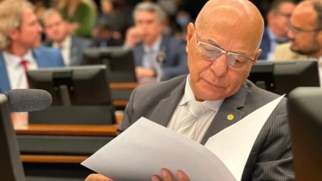 Professor Alcides comunica aos colaboradores o fim da carreira política