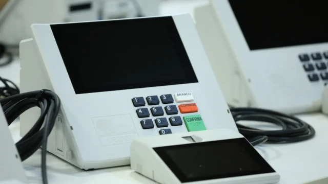Prorrogação do horário de votação vale para urnas que não estavam fechadas, diz Zanin
