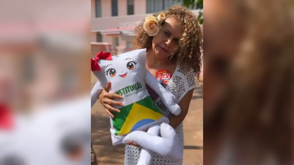 Psicóloga leva mascote da Constituição Cidadã para votação no Lyceu de Goiânia