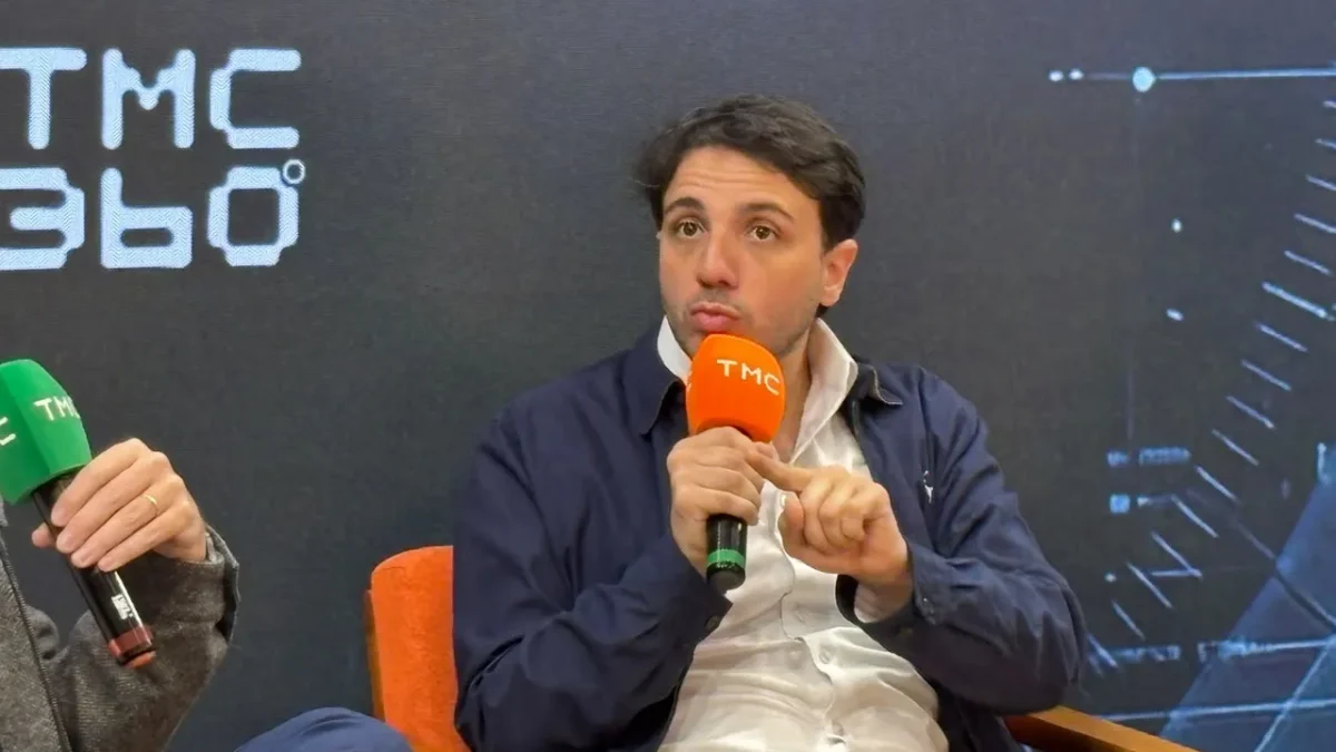 “Quando um cara foge e é idolatrado, não sei mais o que fazer”, diz Renan Santos sobre Flávio Bolsonaro