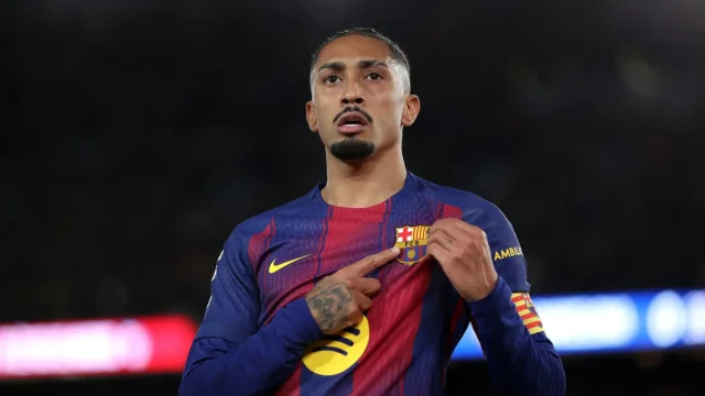 Raphinha assina renovação com Barcelona até 2030