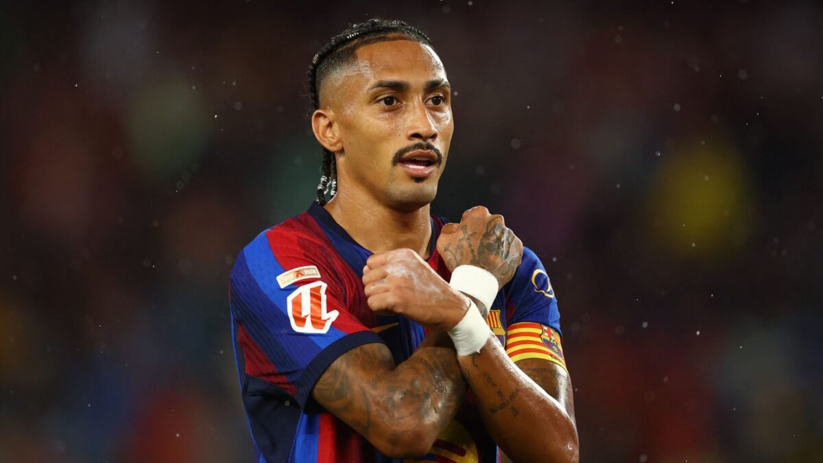 Raphinha volta a treinar com o elenco do Barcelona e fica perto de retorno antes de clássicos