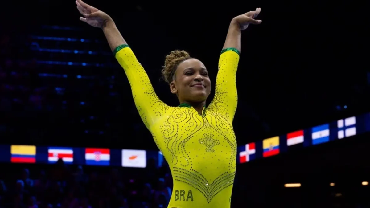 Rebeca Andrade brilha no salto e Brasil fica perto da final por equipes
