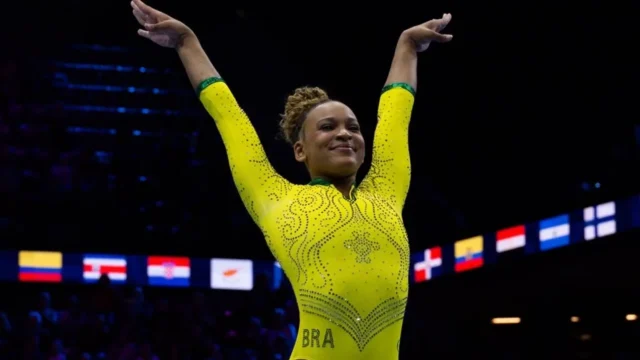 Rebeca Andrade brilha no salto e Brasil fica perto da final por equipes