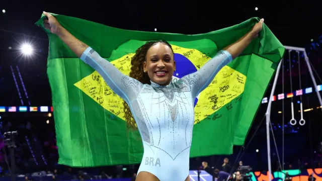 Rebeca Andrade conquista tricampeonato mundial no salto