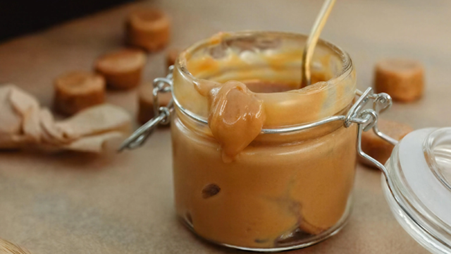 Receita caseira de doce de leite leva apenas 3 ingredientes e é fácil de fazer