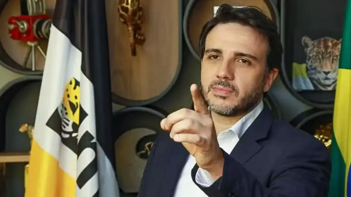 Renan Santos diz que possível fuga de Flávio Bolsonaro era “caminho natural” após derrota