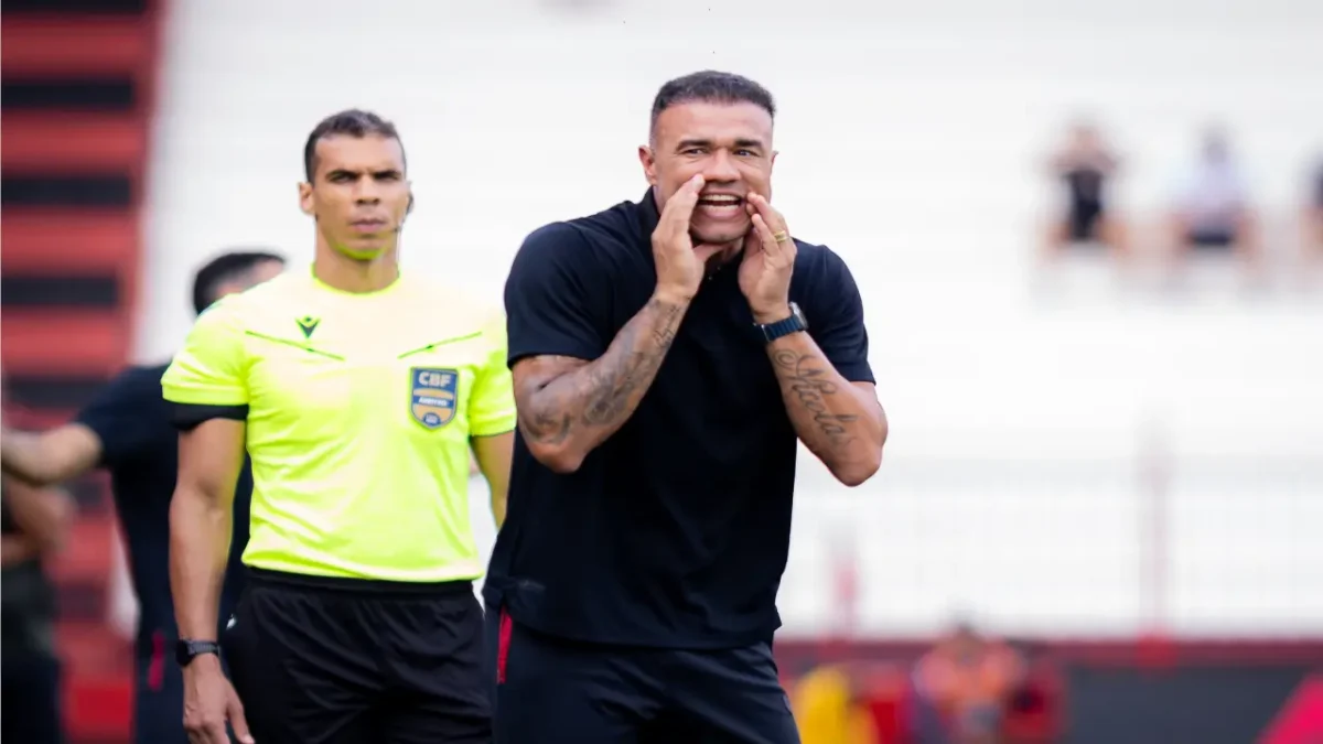 Roger Silva é suspenso e não comanda o Atlético em jogo importante na luta pelo G-6