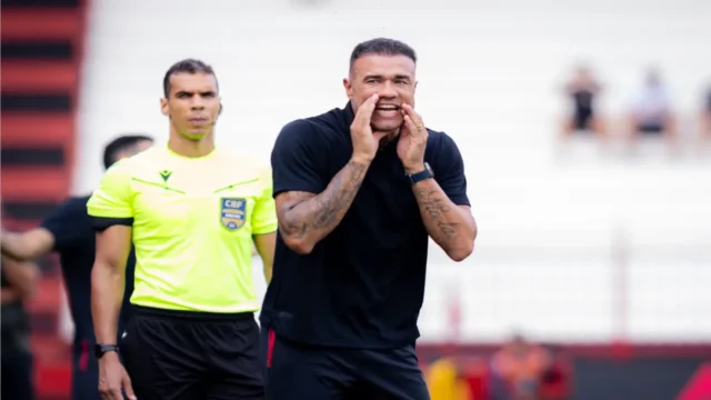 Roger Silva é suspenso e não comanda o Atlético em jogo importante na luta pelo G-6