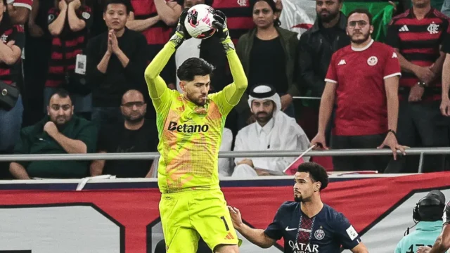 Rossi volta ao centro das críticas e titularidade do goleiro no Flamengo vira pauta