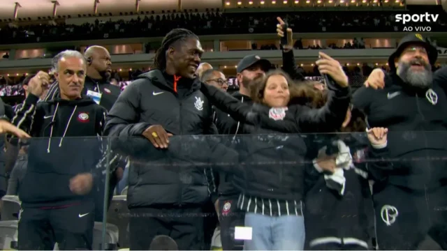 Seedorf assiste Corinthians x Vitória da arquibancada da Arena
