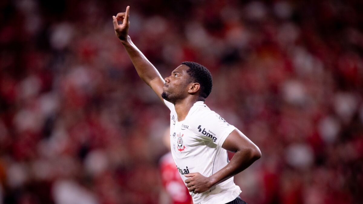 Seedorf enaltece volante do Corinthians após convocação à Seleção Brasileira
